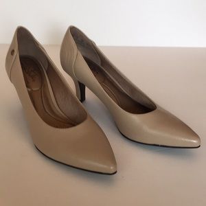 Life Stride Tan Pumps